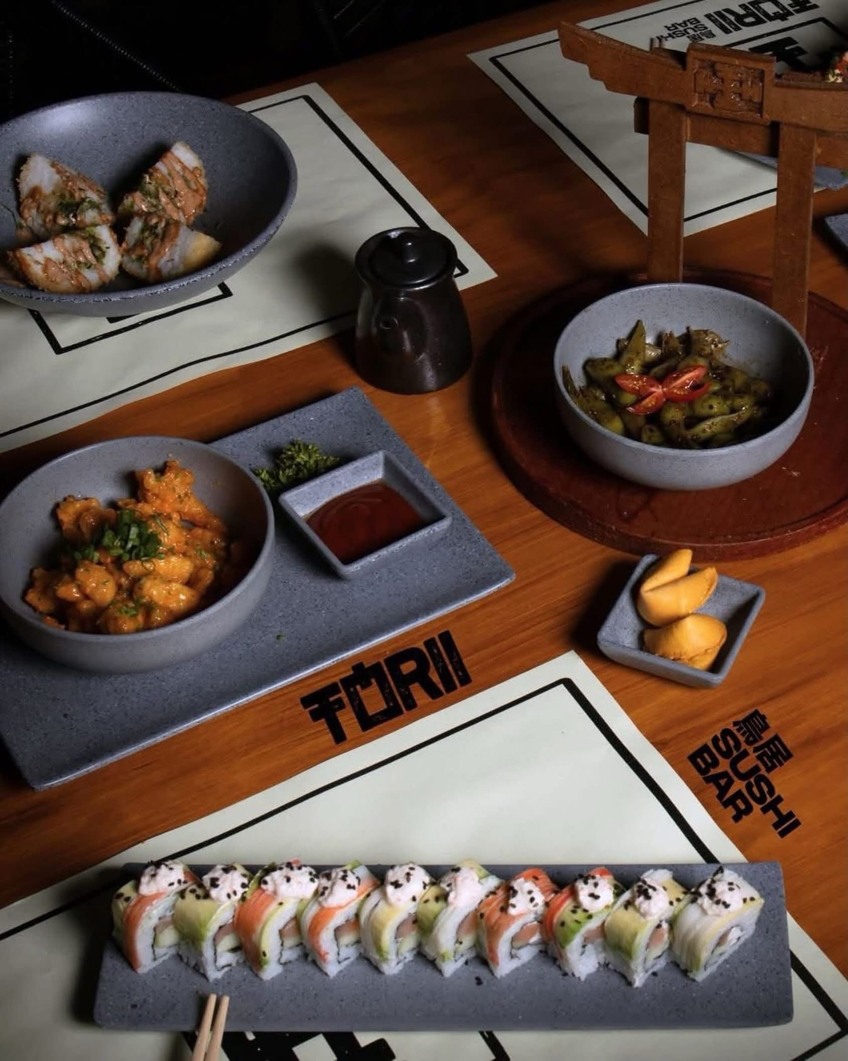 Mesa con platillos Torii Sushi Bar